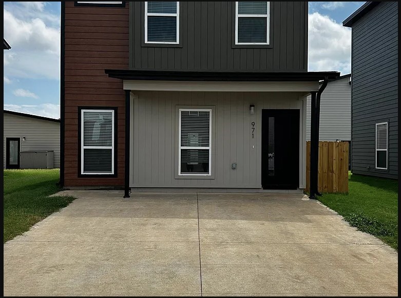 2 year old home in a great new neighborhood in Centerton approximately 10 minutes to Walmart Home Office and downtown Bentonville. 3 bedrooms with 2 full baths and a 1/2 bath and an office!! This new construction features all new stainless appliances and comes with a washer and dryer. All lawn care is included. 2 dog parks within waking distance. Agent Owned. Currently Tenant Occupied until 6/7/2925
1-year lease $1500/month. No application fee. Pets are welcome with a $250/pet non-refundable deposit.