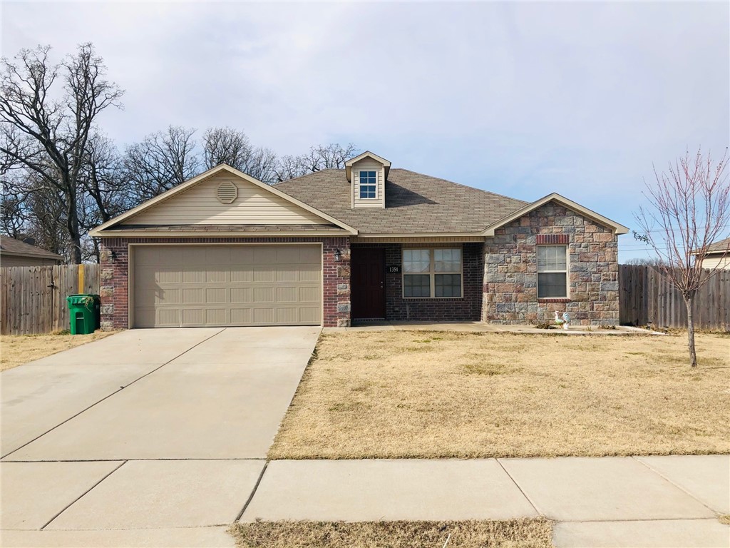East Springdale is growing fast and you could be a part of it! This home is move-in ready. Home has fantastic features an open concept, eat-in kitchen, split floor plan, wonderful living space and much more. Schedule your showing today!!!