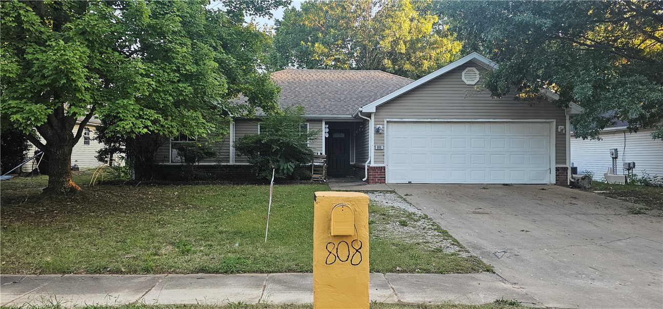 3 Bedrooms 2 full bathrooms, located in a cul-de-sac in a well established area, close to downtown, close to schools, parks and shopping, split bedroom plan, laundry room, eat in kitchen,