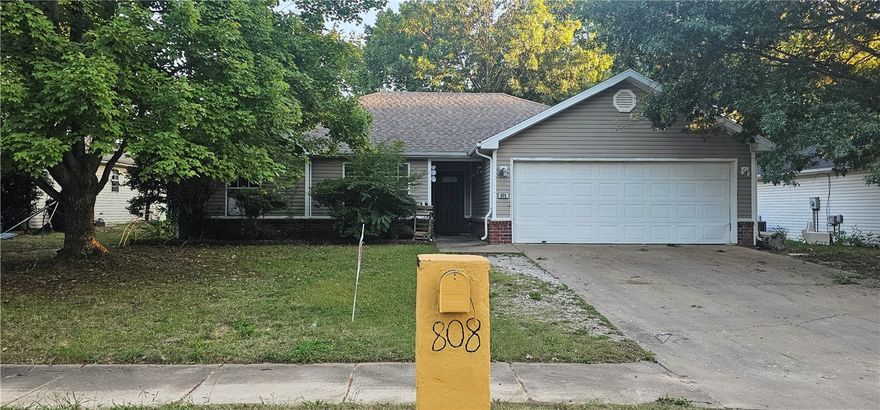 3 Bedrooms 2 full bathrooms, located in a cul-de-sac in a well established area, close to downtown, close to schools, parks and shopping, split bedroom plan, laundry room, eat in kitchen,