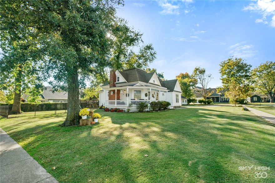 3BR 2BA Historical home on 0.47 acre corner lot with large garage and alley access. Two blocks to restaurants, Skylight Movie theatre, and one block to Gilmore Park. Short walk to Downtown Bentonville Square. Great investment property in Downtown Bentonville Art District.