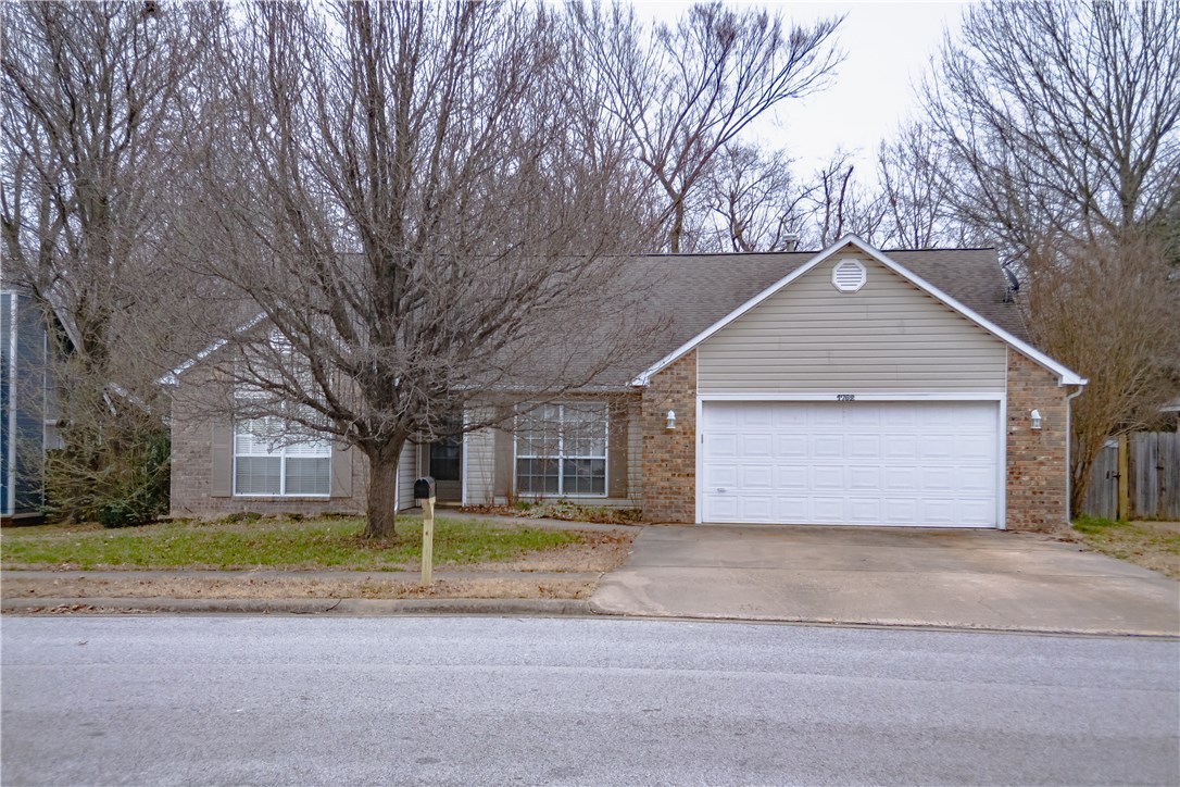 Lovely single family home for lease in East Fayetteville! 3 bedrooms, 2 bath with large living room, eat in kitchen, privacy fenced backyard and 2 car garage. Available now. Call for a showing today.