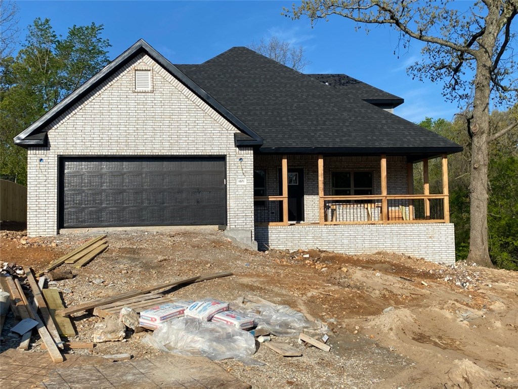 New Construction Home in Battlefield Estates! Two levels in this Split Floor Plan, 4 Bedroom, 2.5 Bath, 2 car garage Beauty. Features include: Great front porch to sit on, no neighbors to the north, Kitchen has custom cabinets, granite countertops, stainless steel appliances, custom walk in shower in the master and huge master closet. Still time to pick colors and options! Call today!