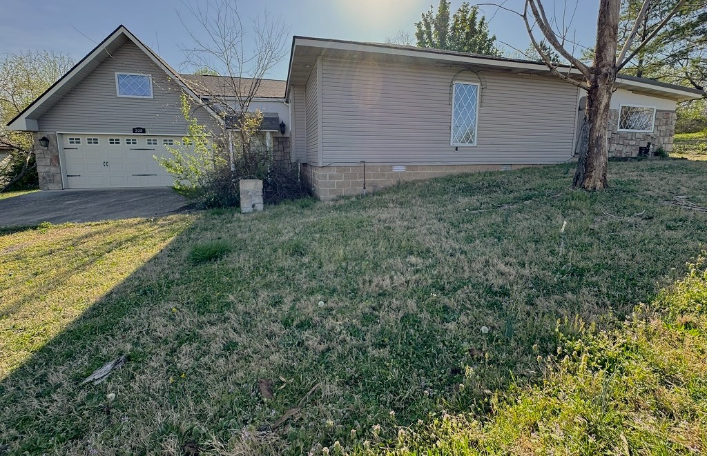 Opportunity knocks on this well designed 3 bedroom/3 bath home, sitting on a level .78 ac/ml lot. Inside you will find a spacious open floor plan that features a gas log fireplace. Split bedroom plan & 3 well designed bathrooms, plus a bonus sunroom to entertain your guest. Located only minutes from White River Access. Makes this one a real find.