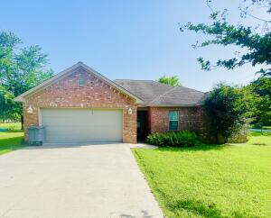 Beautiful home in quiet neighborhood with a large lot. This home has an open family room with eat in kitchen attached. Split bedroom plan. Separate laundry room. Storage building outback with overhead door. Must see.