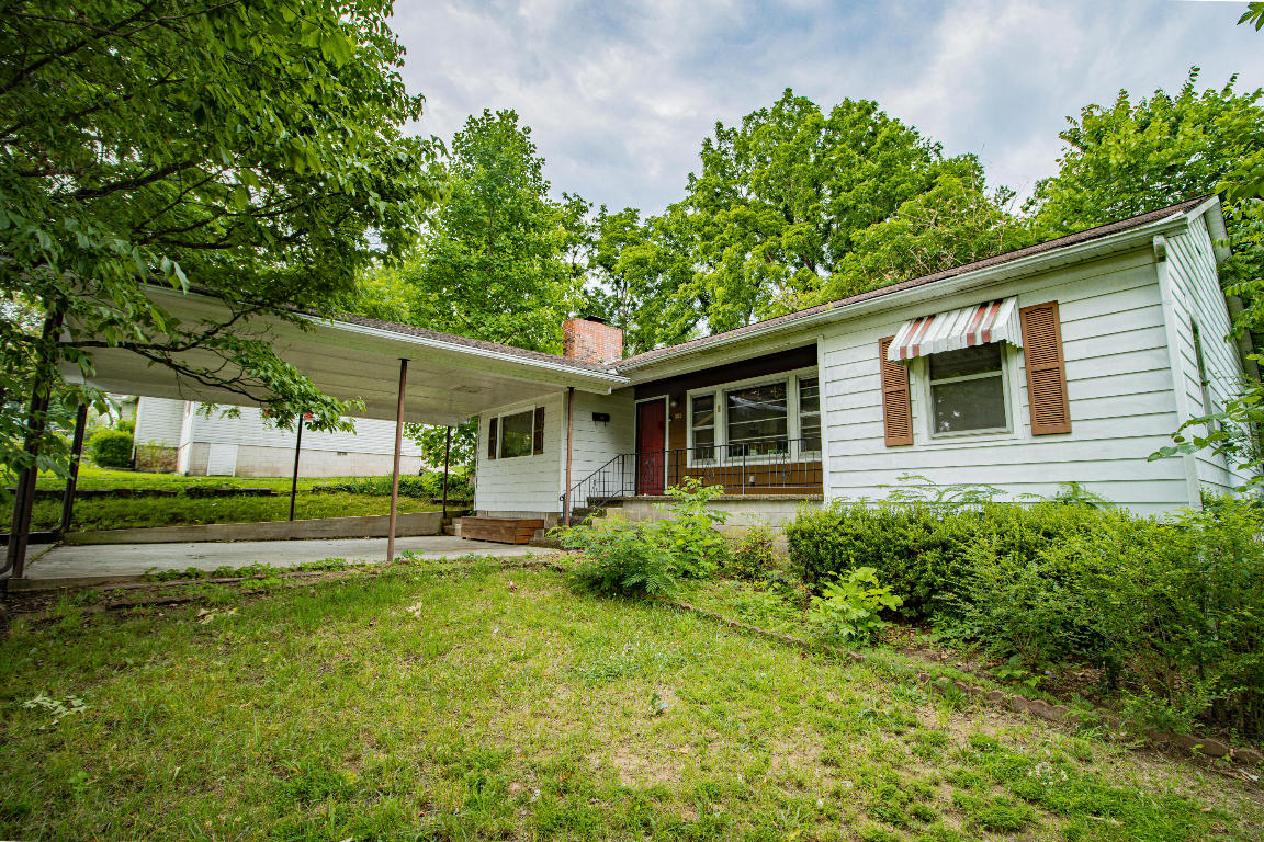 3 bed/ 1 bath home in Boone County, AR that is blocks from shopping, restaurants, medical care, and groceries. Beautiful private yard where you can enjoy some outside time.