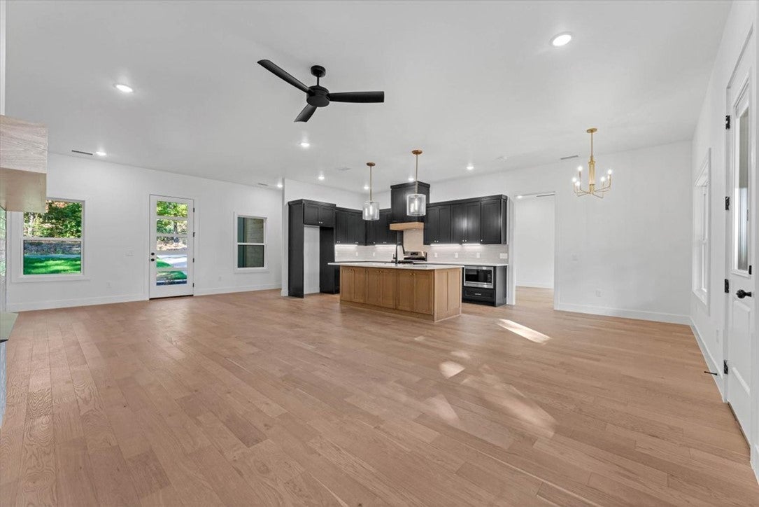 8 Jellinger Lane