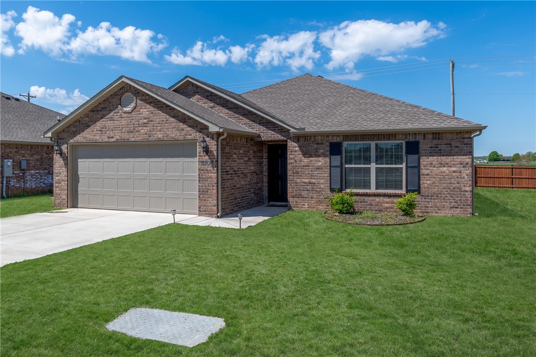 Available for rent: 3 bedroom, 2 bath, with two car garage. Tile and hardwood flooring, crown molding, and granite countertops throughout. Quiet neighborhood just minutes from downtown Bentonville. 2 blocks from the Bentonville trail system. Walk or ride bikes to downtown, Crystal Bridges Museum, dog park, and many other attractions. Convenient to Wal-mart and Sam's Headquarters. All applications online at www.metrorentsnwa.com
