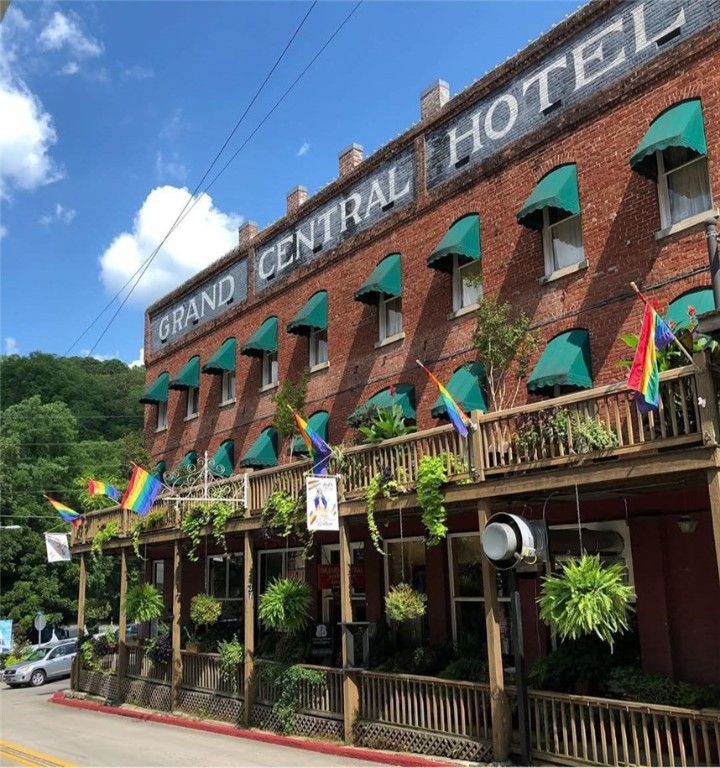 15 over night rentals, each having its own parking. Commercially zoned. Located in the heart of Eureka Springs. There are 15 suites, one on the main level that can be used as owners quarters and the others are on the 2 upper levels, 2 of the suites are doubles. The lower level was opened up to make room for more business opportunities, about 3000 sq ft with its own entrance. There have been many upgrades to the building in the last couple of years. Reference mls#1276684