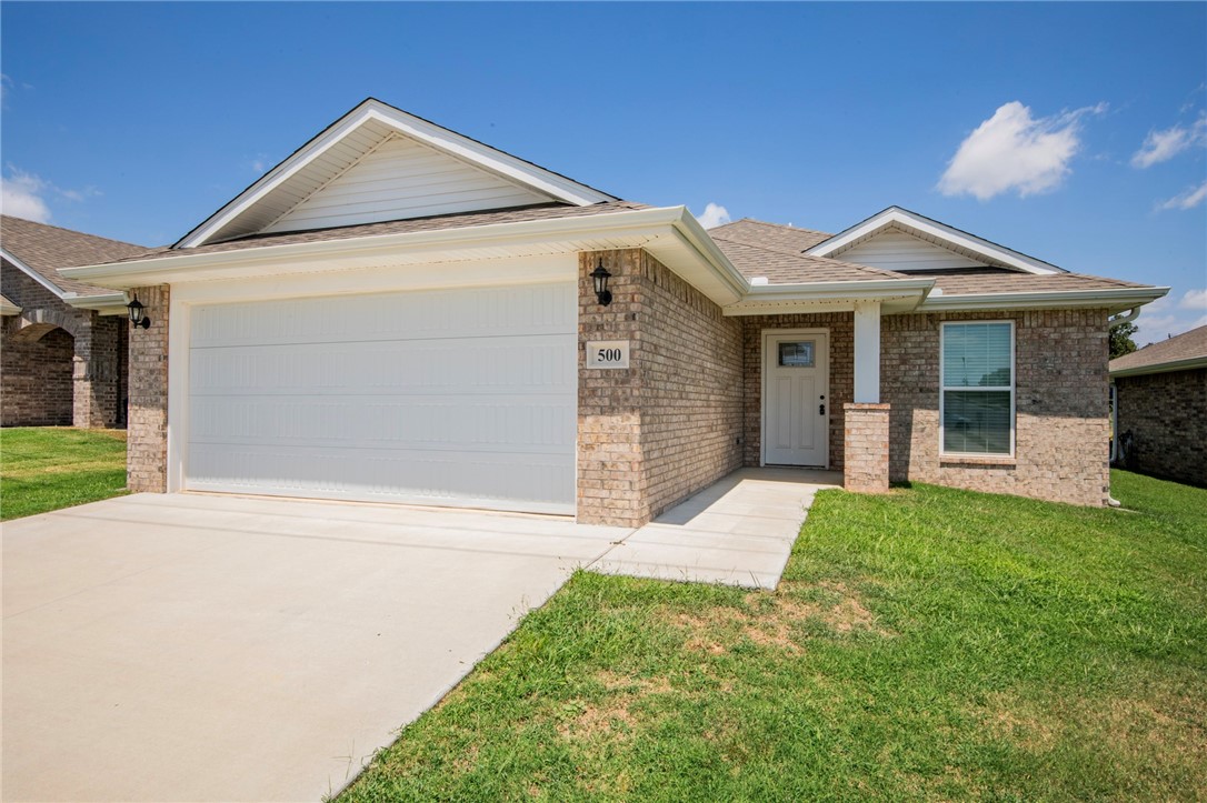 Great home in Bentonville. 3 bedroom 2 bath home with open floor plan, Kitchen includes dishwasher, over range microwave, refrigerator and pantry.
Master bedroom has walk in closet. Nice patio and large yard.