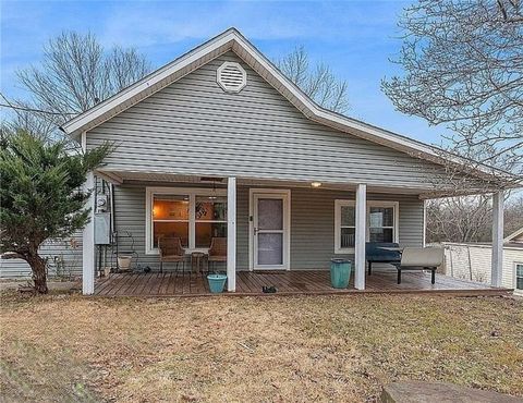 Photo of 230 Stone Bridge Road, Fayetteville, AR 72701 (MLS # 1344687)
