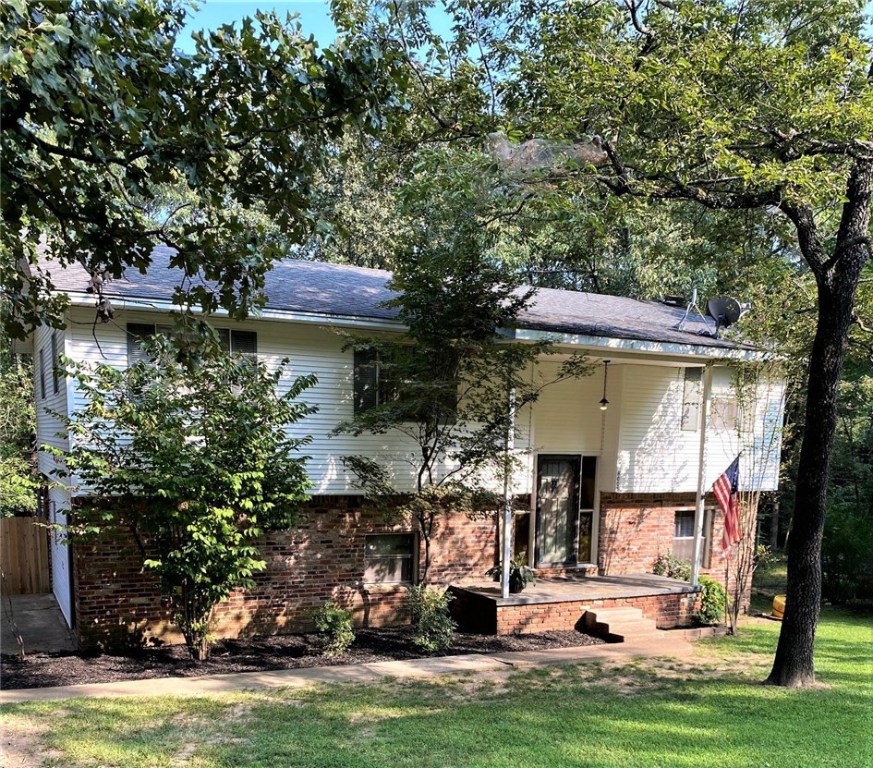 Lots of room to grow in this 2200sf split level home. 3 bedroom, 2 1/2 baths, 2 living areas.