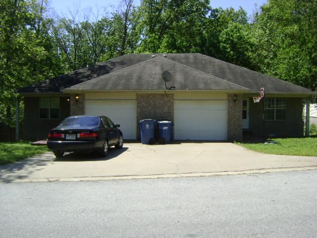 ONE LEVEL DUPLEX-TENANT OCCUPIED-CORNER DUPLEX OFFERING SUPER LOCATION TO BENTONVILLE SQUARE, SHOPPING, RESTAURANTS. BENTONVILLE SCHOOL DISTRICT. 1149 H/C SF (M/L) EACH UNIT. 3 LARGE BEDROOMS 2 FULL BATHS. 1 CAR GARAGE. UNIT B RECENTLY REMODELED W/ FRESH INTERIOR PAINT, FLOORING, FIXTURES, BLINDS. UNIT A PRESENTS SEASONED TENANT. OPEN CONCEPT LIVING-KITCHEN OFFERS EAT IN AREA. SOLD AS IS. 24 HOUR NOTICE FOR SHOW APPOINTMENT (PHOTOS SHOWN ARE UNIT B) ROOF: 9/2015