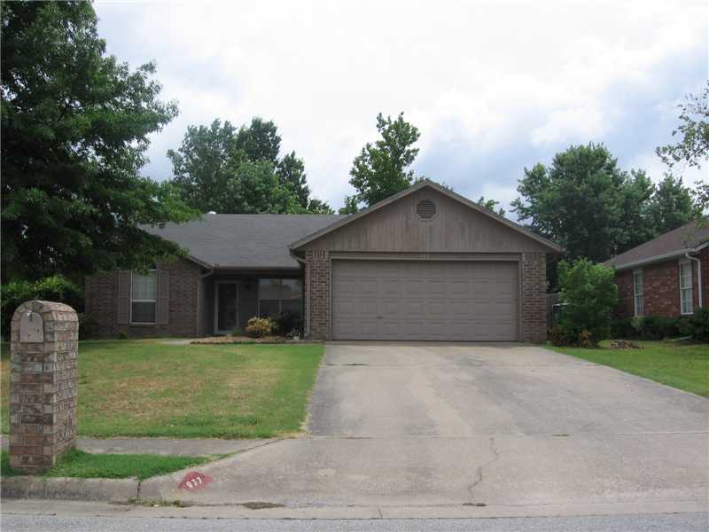 CUTE SINGLE FAMILY HOME WITH 3 BEDROOMS & 2 BATHS. PRIVACY FENCE & TWO-CAR GARAGE. GREAT LOCATION NEAR ELMDALE ELEMENTARY SCHOOL.