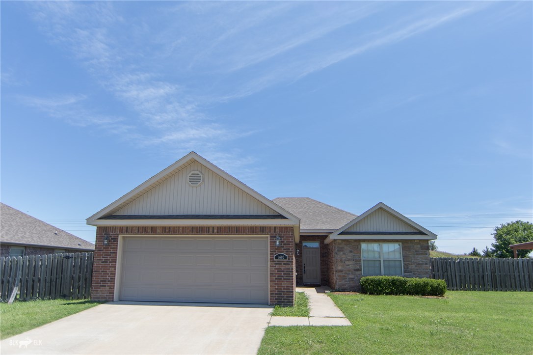 Very nice 4 bedroom 2 bath home in West Fayetteville. Minutes from I-49 and U of A campus.