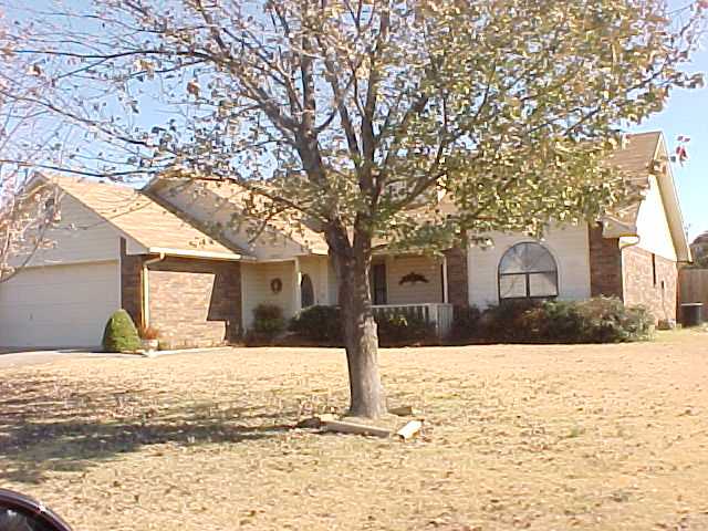 ADORABLE 3 BED/2 BATH 1,662SF HOME FOR LEASE. LARGE LIVING ROOM, DINNING ROOM, FENCED BACK YARD. AVAILABLE NOV 15TH.