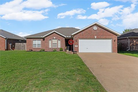 Photo of 1909 SW Elington Street, Bentonville, AR 72713 (MLS # 1346875)