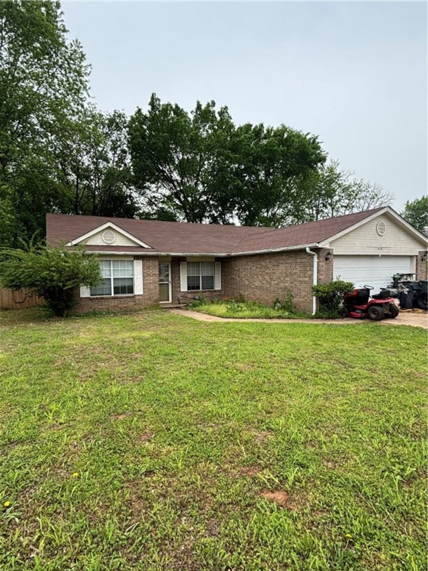 Charming 3 bed, 2 bath home in the heart of Fayetteville! Just minutes from shopping, dining, and only a short drive to the University of Arkansas. Enjoy a spacious layout, cozy living area, and a fenced backyard perfect for relaxing or entertaining. Ideal location and move-in ready—don’t miss this one!