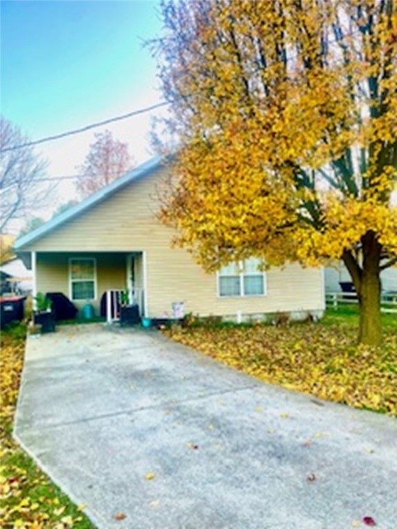 Spacious & inviting. Great starter home. Open floor plan with cathedral ceilings. 3 large bedrooms with 2 full baths. Close to all Springdale has to offer. Minutes to downtown Springle, close to the Razorback Greenway. Near schools, shopping, dining and more. Quiet street, wonderful neighborhood. New Hot water heater 2021. New oven 2022. New AC condenser motor 9-19-23. Special lender financing available with Jessica Rowe @ Gateway. $1000 buyer bonus. Ask your agent!! House will be professionally cleaned as soon as possible and definitely before closing!!