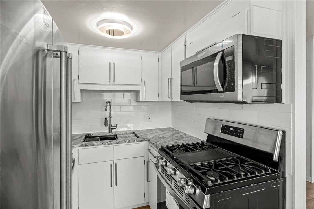 Corner unit! Recently renovated 2-bed, 1-bath unit available in a centrally located 4-plex in Rogers, AR! This modern unit has been completely updated, featuring brand new appliances, including a gas range and a stackable washer and dryer. The fenced backyard adds privacy and outdoor enjoyment. Situated in the heart of Northwest Arkansas, this unit is just 3.5 miles from the new Walmart campus and 2.5 miles from the Pinnacle Hills Promenade. Plus, easy access to HWY 49, only 1.2 miles away, makes commuting simple and convenient.