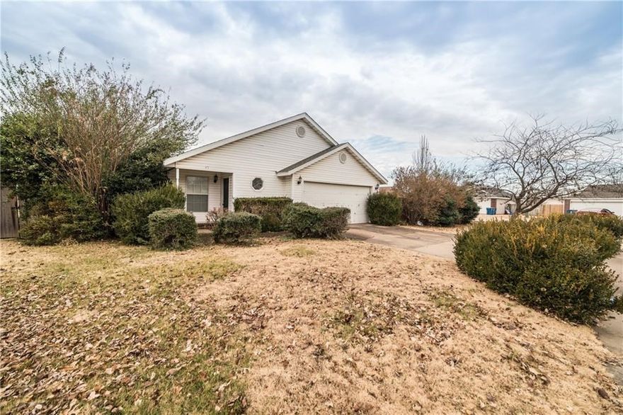 This cute 3 bedroom,2 bath home w/ 2 car garage & privacy fenced yard. All appliances convey. All just minutes to Wal-mart home office and down town Bentonville.