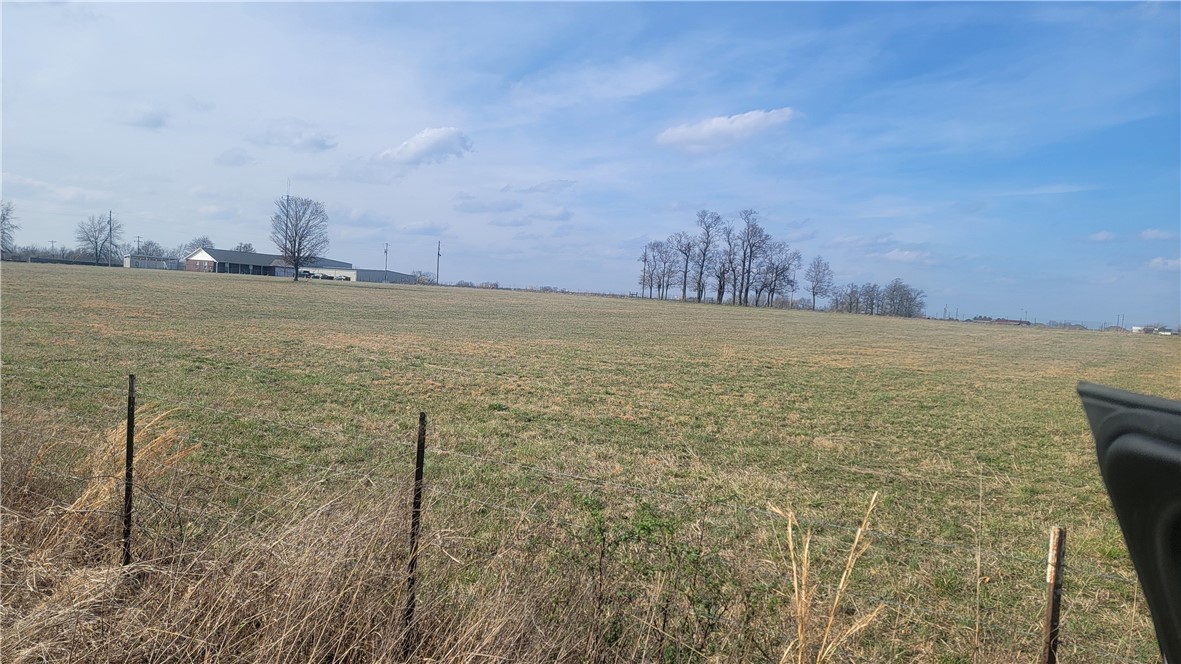 Great 5.11 acres in city limits of Pea Ridge still zoned Agri. Great location to build your dream home and still have your mini farm.