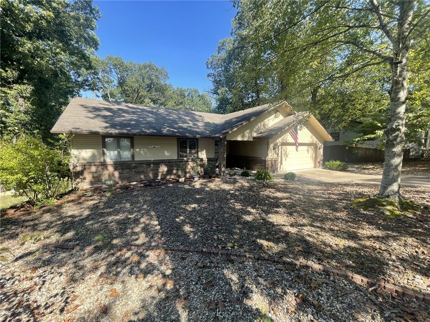 Beautiful Bella Vista home in a great location! Close to bike trails with easy access to Hwy 71-B. This 3 bed, 2 bath home sits on a large lot with gorgeous landscaping. Relax on the screened-in back porch and take in the peaceful surroundings. Cozy living room with fireplace. Located in the Bentonville School District.**$250 non-refundable pet deposit **