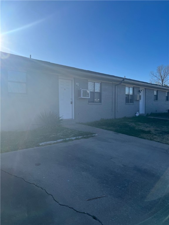 Great Location in Bentonville.2 bedroom 1 bath includes vinyl plank in main living area and carpet in ghe bedrooms. Just minutes from Downtown Bentonville, Coler Park, and schools. Refrigerator included, Washer/Dryer hook ups. Lawn care included.