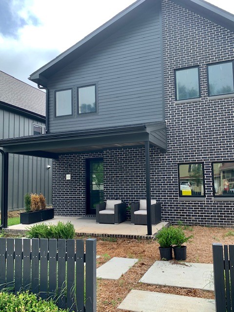 Beautifully crafted, contemporary 4 bedroom (master on the first floor), Single-Family house with attached garage. Perfect location!! Walking or biking distance to all the Downtown Bentonville festivities and shops. This home as it all, including a study/media room and playroom, with all the gorgeous high end finishes: Quartz Counter Tops, Brazillian oak flooring, custom doors, nest thermostat, Vaulted Ceilings, Custom Cabinets, Custom Metal stair railings, Pella windows, beautiful kohler sinks, and much more! Create your home and make your own memories in this modern downtown dream house.