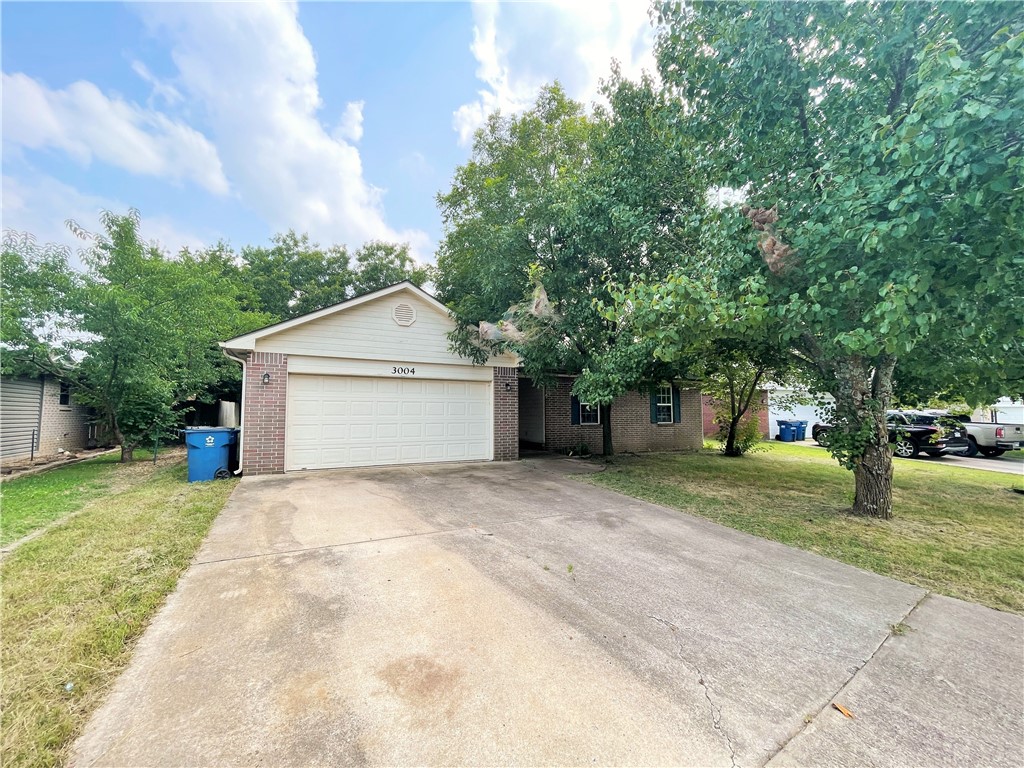Nicely updated 3 bedrooms, 2 bath home in the Hannah's Meadow Subdivision. A large screened-in back porch looks out into the backyard which has both an additional patio/deck and large storage shed. Can't beat this location, and just minutes from the New WAL-MART Campus and easy Interstate access.