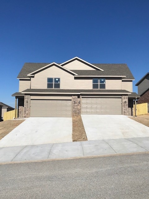 Newer construction 3 bedroom 2.5 bath duplex featuring wood laminate floors, granite counters, walk in closets, and much more. All appliances included. Just minutes to Downtown Bentonville, WalMart Home Office, I-49, restaurants, shopping and NWA trail system.