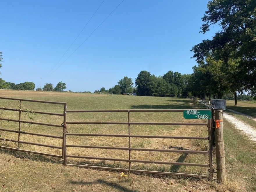 Pastureland wire fenced. Gateway Water available. Pea Ridge schools.