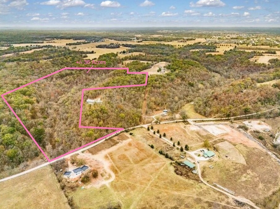 Set amidst the rolling hills of North Bentonville, discover 31.95+/- acres of stunning woodland. The property features multiple build sites for your dream home. A natural spring feeds a stream that runs through the property. A sanctuary for native flora and fauna, this acreage offers peace and exciting potentialā all just 15 minutes from downtown Bentonville and 15 minutes from a private airport.