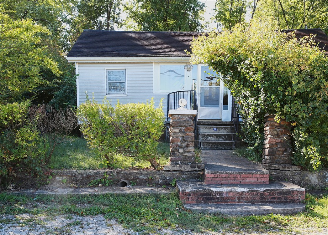 *Please note this is a no cat property, 2 dogs under 20 lbs each are allowed with applicable pet fees*
Come take a look at this cozy 2 bedroom 1 bath single family home. Located near the University of Arkansas and Fayetteville High School. Located within walking distance to multiple restaurants and 5 minutes from I-49. Home is centralized to any Arkansas Razorback sporting events for easy access. This home features carpets and a closed-in front porch.
We do not advertise on Craigslist or Facebook Marketplace.
S.A.F.E. Property Management residentsare enrolled in the Resident Benefits Package (RBP) for $35.00/month which includes liability insurance, credit building to help boost the resident’s credit score with timely rent payments, up to $1M Identity Theft Protection, HVAC air filter delivery...etc.
