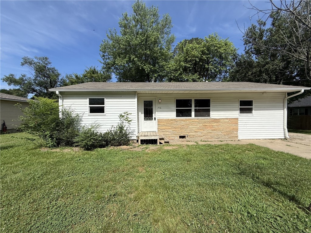 Great home in the Downtown Springdale area! This 3 bedroom home is ready to move in and it features a large yard, eat-in-kitchen, solid flooring throughout and wont last long! Call today to schedule your appointment. No Pets allowed