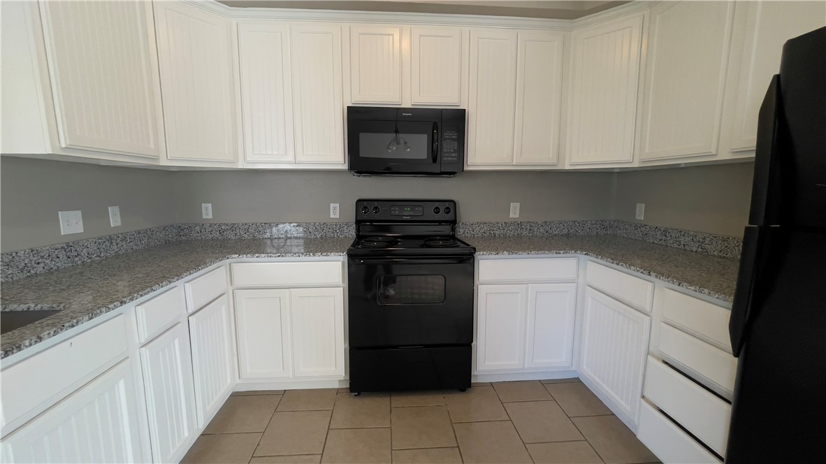 Very nice townhouse recently updated, with new granite countertops, kitchen cabinets, dishwasher, microwave and washer/dryer. Townhouse is a 3 bedroom carpeted, 1 1/2 bath with privacy fence area and one car garage. Location is close to stores, shops and restaurants.
Immediate move-in is possible. Pets are negotiable based age, size and breed.
Tenant is responsible for all utilities. No smoking in unit.