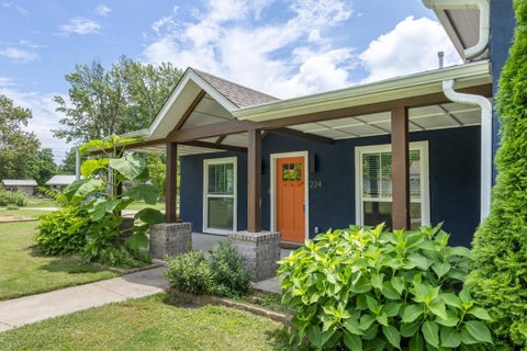 Photo of 224 E Lake Francis Drive, Siloam Springs, AR 72761 (MLS # 1355151)