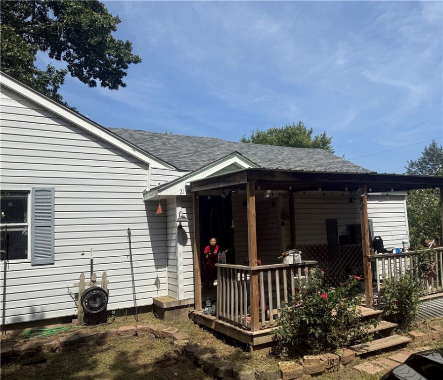 Come take a look at this cute hobby farm. Home is a 3-bedroom plus bonus room or 4th bedroom. Approx 10 minutes from the new WOKA park and bike trails; yet still close to Siloam amenities. New central heat/air unit in 2024. New roof in 2023. Pressure tank less than 5 years old. Several outbuildings, chicken coops, and trailer home stay.