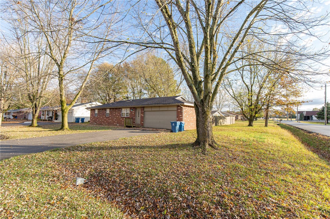 The location and the strong rental history make this an exceptional investment opportunity. It is just a short distance to Thaden school, Downtown Bentonville, museums, the trail system, shopping, business, restaurants, Walmart Home Office, medical services, I-49, etc. The lot is .27 acre (138' x 85'). All kitchen appliances convey (including the refrigerator). Dishwasher and garbage disposal replaced 2020. Recently rented for $1,100 monthly.