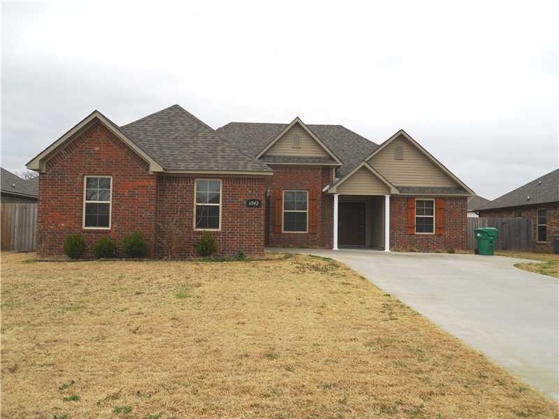 SHOWS LIKE A NEW HOME! THIS HOME HAS A GREAT OPEN FLOOR PLAN. GRANITE COUNTERTOPS THROUGHOUT, EAT-IN KITCHEN, SEPARATE DINING ROOM, SIDE ENTRY GARAGE, FENCED BACKYARD. A QUIET BUT CONVENIENT LOCATION.,ELIGIBLE FOR RURAL DEVELOPMENT FINANCING
