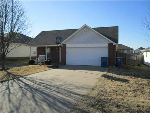 GREAT 3 BED & 2 BATH BENTONVILLE HOUSE WITH AN ATTACHED GARAGE, HARDWOOD FLOORING, AND A FENCED YARD!