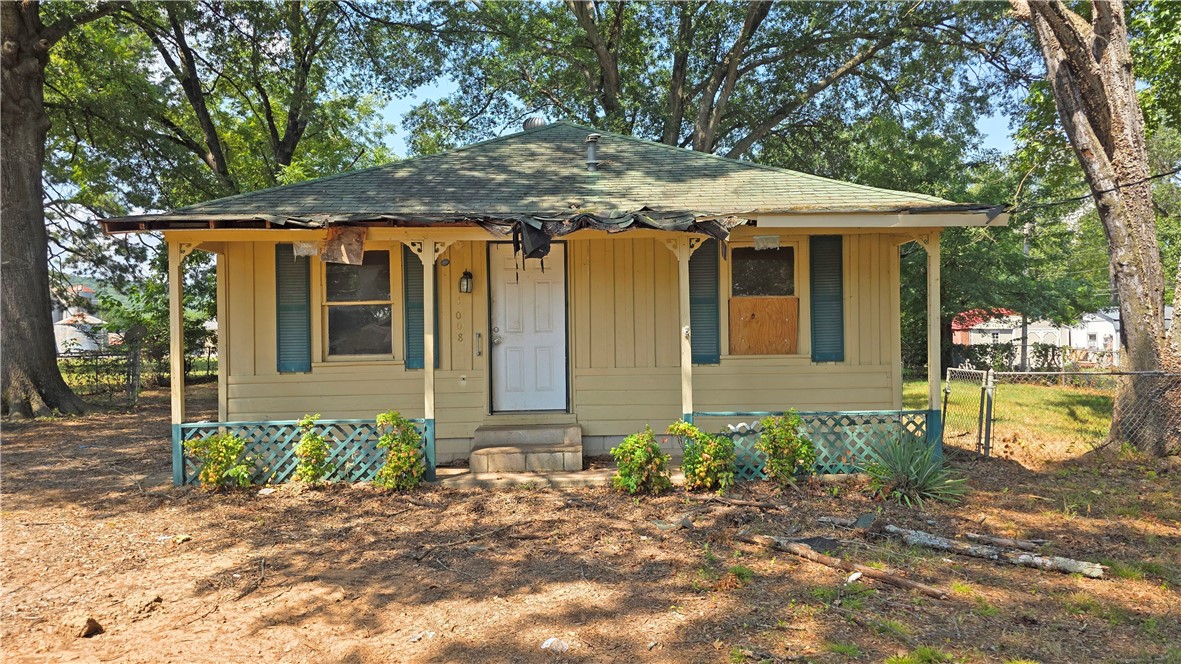 This charming 2-bedroom, 1-bath home in Paris, AR, offers a cozy living space with great potential. The property features a spacious living room, a functional kitchen, and two comfortable bedrooms. The bathroom is conveniently located and easily accessible from both bedrooms. While the home has a solid structure, it will require some repairs and updates to reach its full potential. The roof may need attention, and some interior and exterior cosmetic work is necessary. This home is perfect for those looking to invest in a fixer-upper and add their personal touch to create a warm and inviting space. With a little TLC, this property can become a lovely home in a peaceful neighborhood.