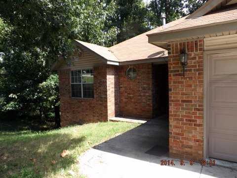 HANDY LOCATION CLOSE TO SUGAR CREEK ELEMENTARY, LINCOLN JR HIGH, PARK SPRINGS PARK AND NEW CRYSTAL BRIDGES MUSEUM. 3 BEDROOM, 2 BATH & 2 CAR GARAGE.