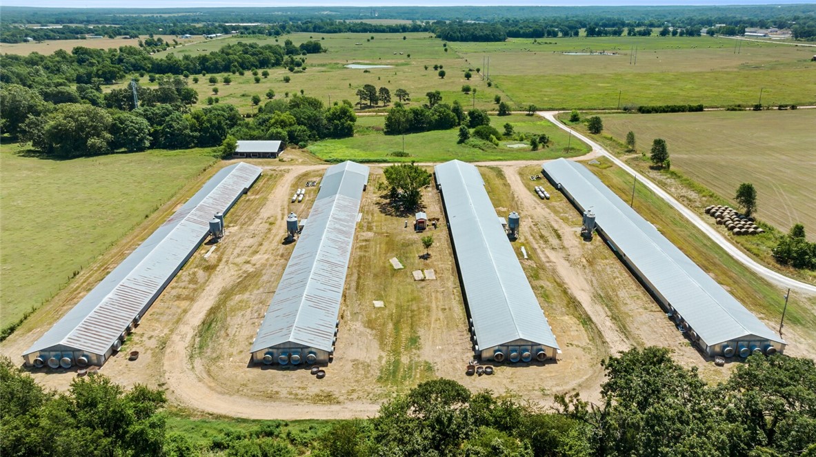Great SIMMONS starter farm - small bird for SWC and 6.5 flocks per year, 17 ac mol (small portion of timber), open 4- 40x400's with contract - no known updates, ready for a new grower.
*** BIO SECURITY IN PLACE - DO NOT ENTER WITHOUT AN APPOINTMENT ***