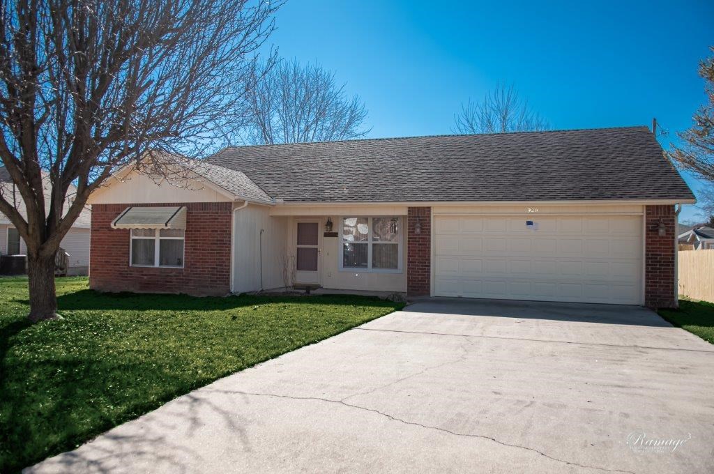 Hard to find, well cared for home at great price. 3 BR, 2 Baths, large living room with vaulted ceiling, dining room, nice kitchen with lots of cabinets. Close to downtown Rogers and Lake Atalanta, on cul-de-sac.