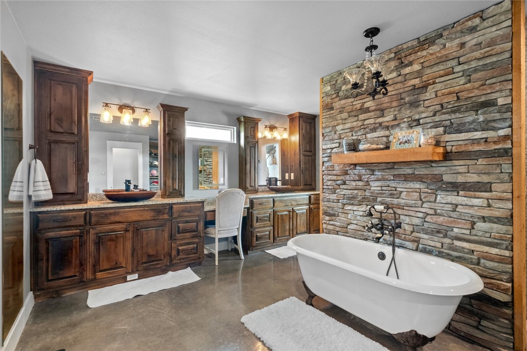 17-19-32-RURAL - Residential