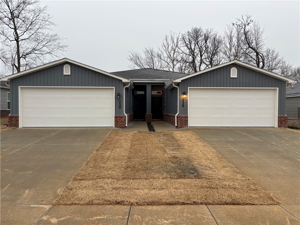 Brand new 4 bed, 2 bath duplex with refrigerator, washer and dryer included. Ā Granite counters, blinds, wood privacy fence and wood like LVP throughout. *Pictures are not of actual property, but of same build next door.