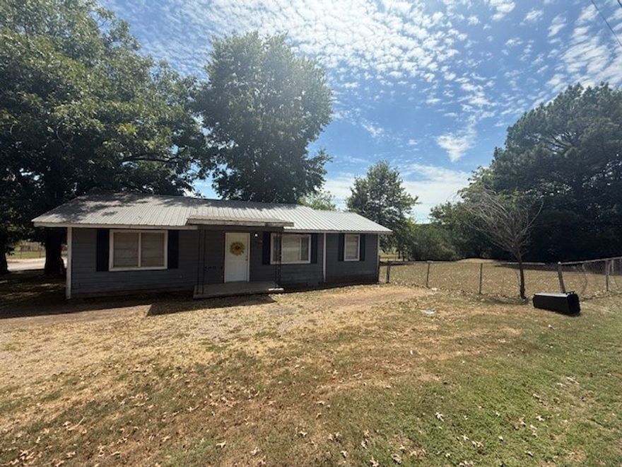 Investors special, this one is close to Paris schools, work and shopping! Solid rental history and ready for it's new owner. Be prefect for adding to your invesment portfolio and esay to keep rented. This one won't last long call for your showing today.