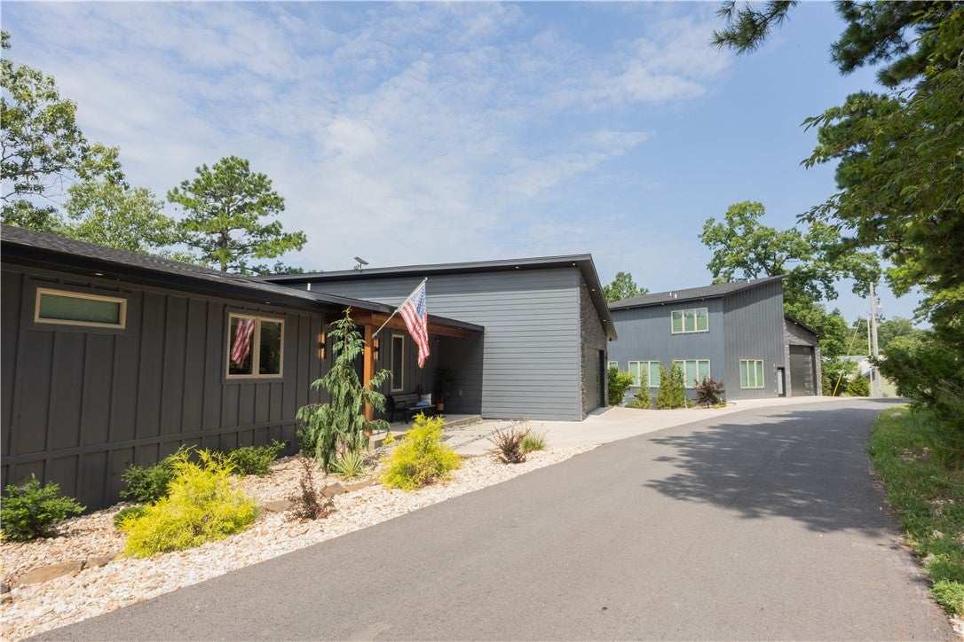 10087 Rustling Oaks