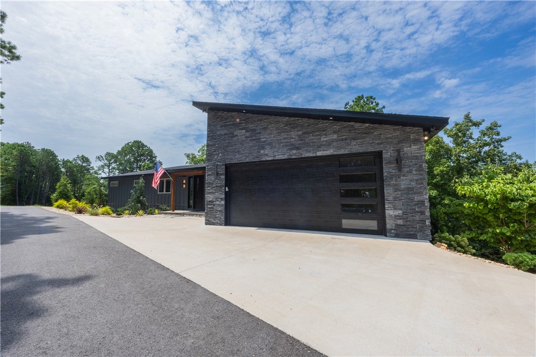 10087 Rustling Oaks